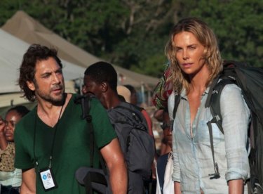 The Last Face: Javier Bardem e Charlize Theron in una scena del film