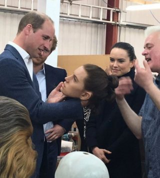William e Harry durante la visita ai Pinewood Studios