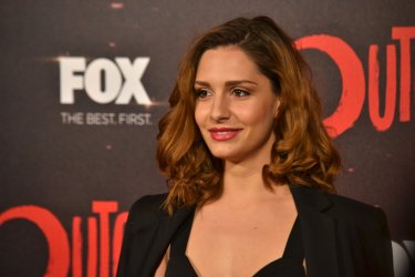 Outcast: Beatrice Arnera sul red carpet della premiere europea