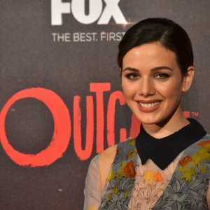 Outcast: Dalila Pasquariello sul red carpet della premiere europea