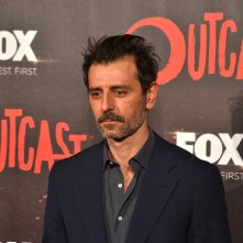 Outcast: Giordano De Plano sul red carpet della premiere europea