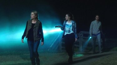 Fear the Walking Dead: Kim Dickens, Alycia Debnam-Carey e Frank Dillane nell'episodio We All Fall Down