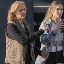 Fear the Walking Dead: kim Dickens e Alycia Debnam-Carey nell'episodio We All Fall Down