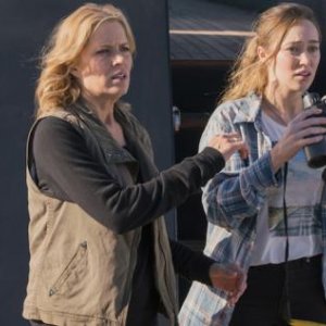 Fear the Walking Dead: kim Dickens e Alycia Debnam-Carey nell'episodio We All Fall Down