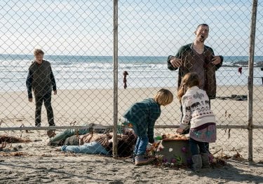 Fear the Walking Dead: i bambini giocano accanto ai walker in una foto di We All Fall Down