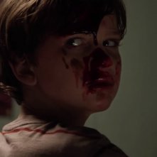 Outcast: un'immgine del piccolo Gabriel Bateman ricoperto di sangue