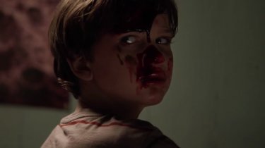 Outcast: un'immgine del piccolo Gabriel Bateman ricoperto di sangue