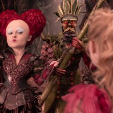 Alice attraverso lo specchio: Mia Wasikowska e Helena Bonham Carter in un'immagine del film