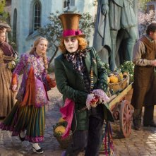 Alice attraverso lo specchio: Mia Wasikowska e Johnny Depp in un momento del film