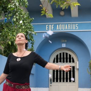Aquarius: Sonia Braga in una scena del film