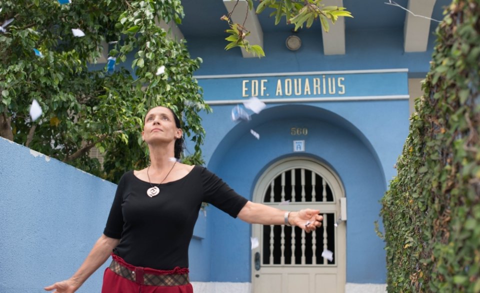 Aquarius: Sonia Braga in una scena del film