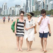 Aquarius: Sonia Braga, Irandhir Santos e Julia Bernat in una scena del film