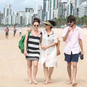 Aquarius: Sonia Braga, Irandhir Santos e Julia Bernat in una scena del film