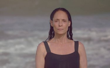 Aquarius: Sonia Braga in un momento del film