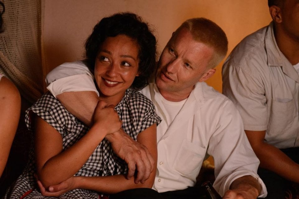 Loving: Joel Edgerton e Ruth Negga sorridenti in una scena del film