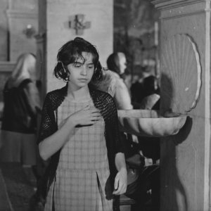 Mouchette - Tutta la vita in una notte: Nadine Nortier in chiesa in una scena del film