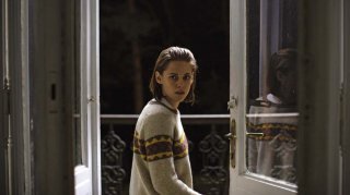Personal Shopper: Kristen Stewart in una scena del film