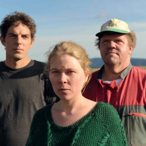 Rester vertical: Raphaël Thierry, Damien Bonnard e India Hair in una scena del film