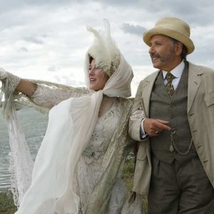 Slack Bay: Valeria Bruni Tedeschi e Fabrice Luchini in una scena del film