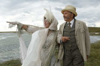 Slack Bay: Valeria Bruni Tedeschi e Fabrice Luchini in una scena del film