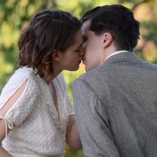 Café Society: Kristen Stewart e Jesse Eisenberg si baciano in un momento del film