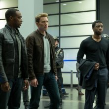 Captain America: Civil War - Anthony Mackie, Chris Evans e Chadwick Boseman in un momento del film