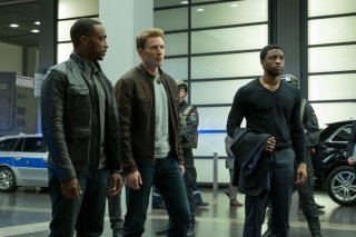 Captain America: Civil War - Anthony Mackie, Chris Evans e Chadwick Boseman in un momento del film