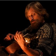 Captain Fantastic: Viggo Mortensen suona la chitarra in una scena del film