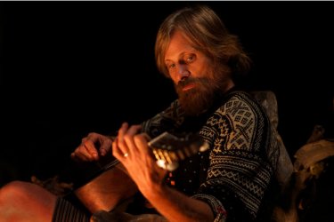 Captain Fantastic: Viggo Mortensen suona la chitarra in una scena del film