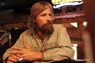 Captain Fantastic: Viggo Mortensen in una scena del film