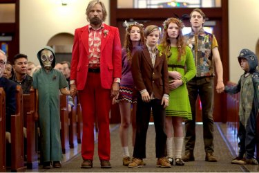 Captain Fantastic: Viggo Mortensen con gli altri giovani protagonisti del film in una scena