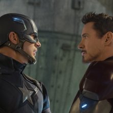 Captain America: Civil War - Robert Downey Jr. e Chris Evans in un momento del film