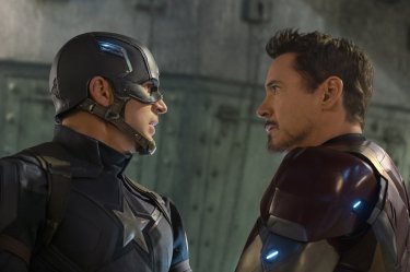 Captain America: Civil War - Robert Downey Jr. e Chris Evans in un momento del film
