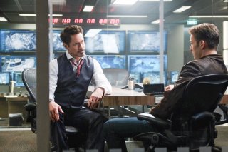 Captain America: Civil War - Robert Downey Jr. e Chris Evans insieme in un momento del film