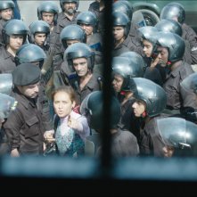 Clash: una donna circondata da poliziotti in una scena del film