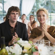 In Bed with Victoria: Virginie Efira a tavola in una scena del film