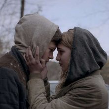 Mean Dreams: Sophie Nélisse e Josh Wiggins in una scena del film