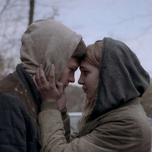Mean Dreams: Sophie Nélisse e Josh Wiggins in una scena del film