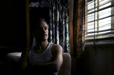 Neruda: Gael García Bernal in una scena del film