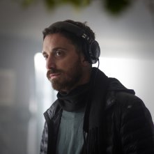 Neruda: il regista Pablo Larrain sul set del suo film