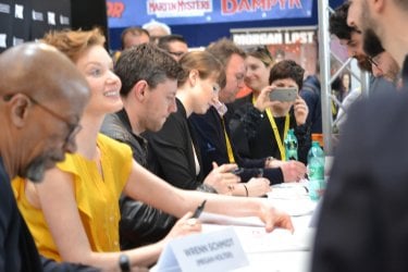 Comicon 2016: il cast di Outcast durante la sessione di autografi