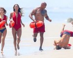 Baywatch: The Rock, Zac Efron e la caduta epica in spiaggia