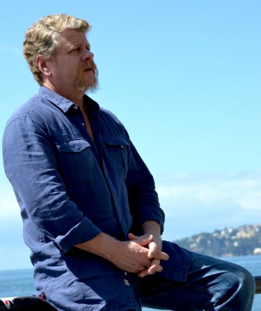 The Walking Dead: Michael Cudlitz posa con lo sfodo del Golfo di Napoli