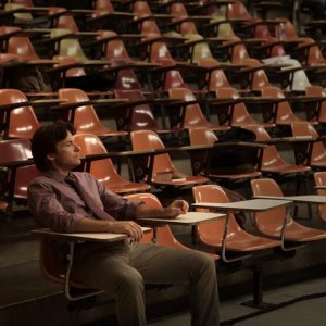 La famiglia Fang: Jason Bateman seduto in un'aula