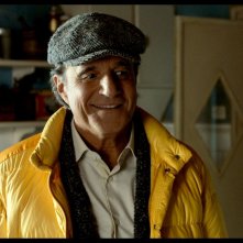 Fräulein - Una fiaba d'inverno: un sorridente Christian De Sica in una scena del film