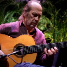 Paco De Lucia: la busqueda - Paco De Lucia con la chitarra in una scena del documentario