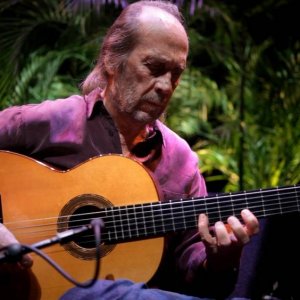 Paco De Lucia: la busqueda - Paco De Lucia con la chitarra in una scena del documentario