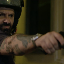 Si vis pacem para bellum: Stefano Calvagna con una pistola in mano in una scena del film