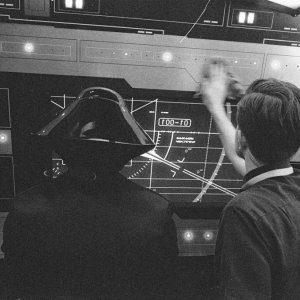 Star Wars: Episode VIII - Ryan Johnson sul set a fianco di un inteprete con uno strano cappello