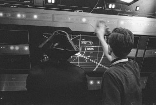 Star Wars: Episode VIII - Ryan Johnson sul set a fianco di un inteprete con uno strano cappello